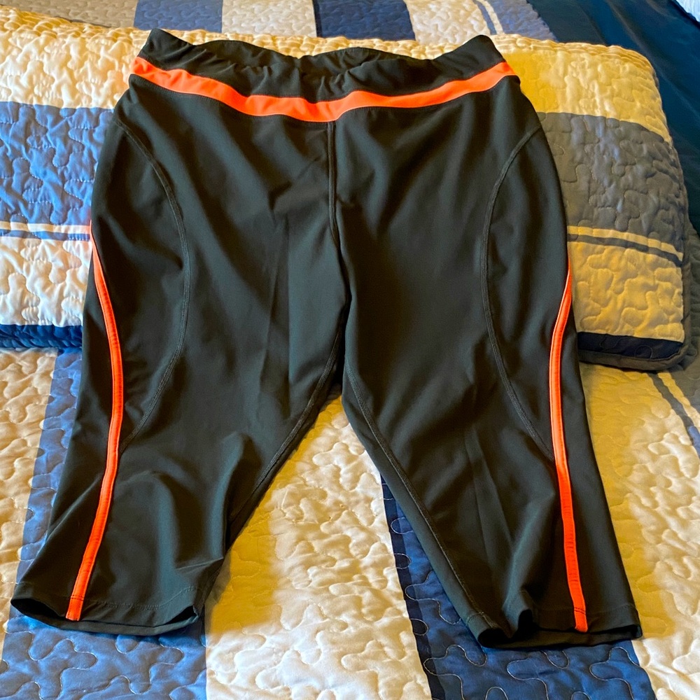 Dk grey and Orange Athletic leggings

Mid calf